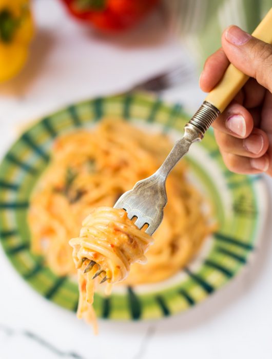 spaghetti con crema di peperoni e olive
